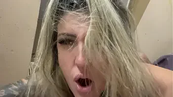 No beco de uma viela fazendo aquele amor gostoso com a buceta toda molhada e seu pau pulsando dentro dela sem camisinha pronto pra gozamos juntos !