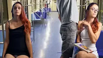 Safada estudante deixa estranho encoxar sua bunda em público!