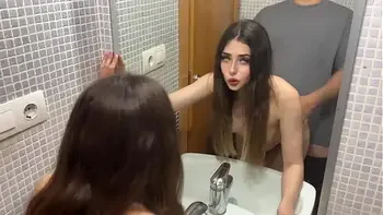 Padrastro gordo de 47 años teniendo sexo con hijastra en el baño por la mañana