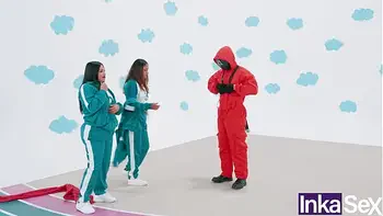 SQUID GAME FINAL - Vitoria Beatriz Brasilera tetona y culona participa en los juegos del calamar y es follada por unos ENANOS.