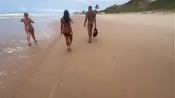Fui na praia de nudismo da Bahia pra dar pros meus amigos pirocudos.