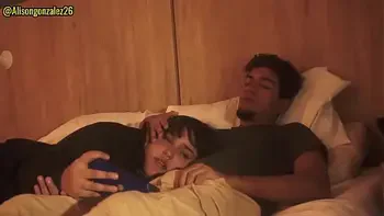 Mirando Netflix con mi hermanastra pero no pude evitar meter mi pene en su boca, casi nos descubren!!