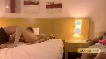 A casada gostosa, RAINHA HOTWIFE vira uma PUTA quando dá gostoso na frente do seu CORNO MANSO