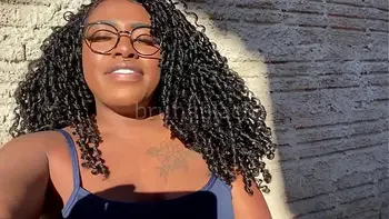 JOI- Jovem negra gozando gostoso enquanto masturba sua buceta cremosa no quinta de casa. BRUB