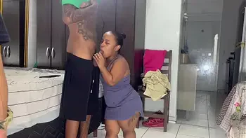 Fodendo a mini buceta da anãzinha e o cozinho dela pela primeira vez. (COMPLETO NO RED E NO CHER)