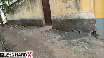 Ela completou 18 anos e chamou o amigo pra tirar a virgindade dela no mato