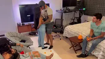 Parejas swinger hacen su primer intercambio de parejas real