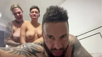 Aquele sexo gostoso sentindo a socada ate o fim no cu e na buceta no pelo ate gozar juntos !