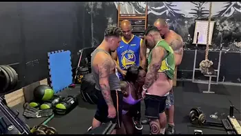 Minha amiga gostosa resolveu dar a buceta para todo mundo na academia