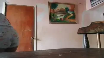 Morena latina de gran culo seduce a su padrastro