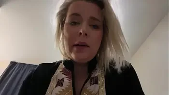 Üvey Oğluna Cinselliği Öğreten Sarışın Kaltak Deneyimlerini Sikişerek Yansıtıyor