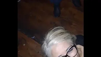 Meu marido me levou novamente no cinema porno, porque queria ver novos machos esporrando na minha cara e boca. E eu adorei, de novo