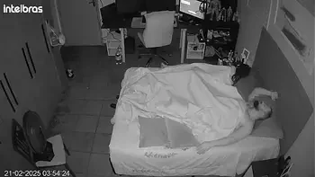 Eles fingem esquecer a câmera como loucos no quarto