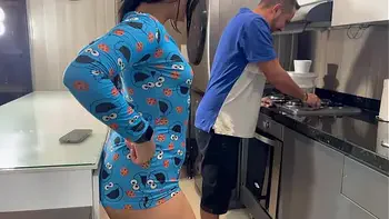I seduce the plumber in my pajamas because my husband doesn't fuck me every day - Mia Montielth