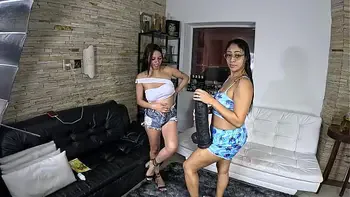 As meninas se divertem com o brinquedo gigante