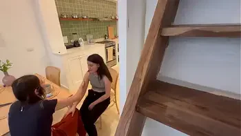 Cámara graba a mi esposa siendomé infiel con la perra de su mejor amiga!!