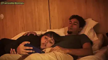 No puedo dejar de tocarme y tuve que poner mi pene en la boca de mi hermanastra (por poco nos descubren)