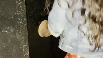 en glory hole con una verga tan gruesa que hasta obligo a mi cornudo a jalarla y las comparo