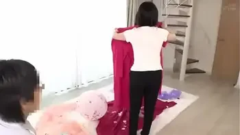 人妻が夫の前で男性モデルとヌード撮影後寝取られます