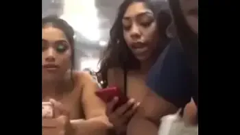 Novinhas doidas mostrando os peitos no McDonald's