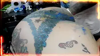 LE PINTAMOS EL CULO  Y LA CONCHA A LA PUTA , LA PREPARAMOS PARA  LAS PROXIMAS ORGIAS