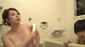 Hete stap moeder spelen met twee jonge zoon in bad