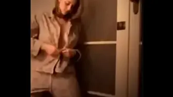 Pelirroja hermosa se masturba llega al orgasmo amateur gime