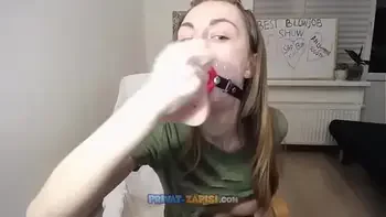 Любительница жесткого секса riderkelly сосет силиконовый пенис со спермой на лице