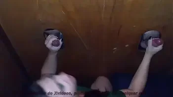 O Pintinho pequeno não aguentou o boquete e a punhetinha e gozou antes da hora.