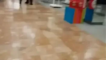 Milf se masturbe dans une cabine d'essayage