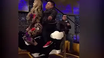 EYACULO EN SU CULO EN EL TORO MECANICO