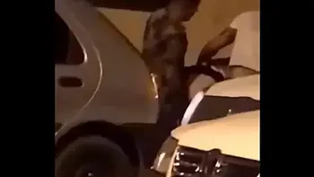 EU Comendo a novinha atrás do carro