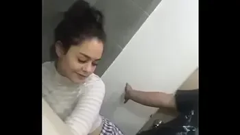 Jovencita hace un perreo