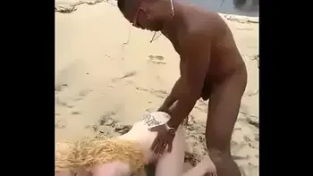 pescador sortudo filho da puta comeu a morena e albina no meio da praia