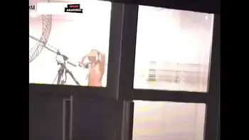 s saem de festa discretamente mas sao descobertos fodendo na varanda da cobertura