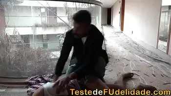 Empresário dotado transou com a mendigata gostosa em prédio abandonado ( Shayenne Samara )