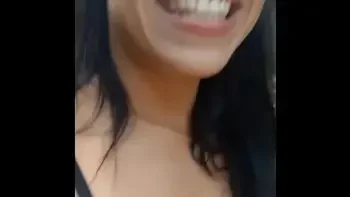 Novinha safada gozando no meio do parque público em Barcelona !