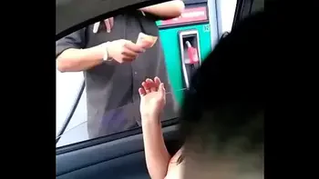 Cargando gasolina la puta de Alexxxa Milf con las tetas de fuera