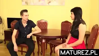 Polskie mamuśki - Mamuśka zmuszona do seksu przez młodego chłopaka, ale jej sie to podoba!