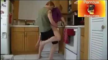 hijo se aprovecha de mama en la cocina