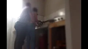 Mi hermanastra disfruta cocinar mientras le meto la pinga y acabo en su boca