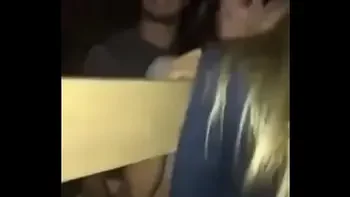 pareja difurtando en un establo al aire libre