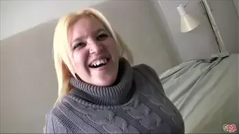 La vecina gordita me enseña sus tetas enormes y su culazo