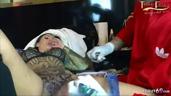Deutsches Teen Snowwhite lässt sich die Fotze tätowieren und lutsch noch Schwanz dabei