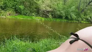 Reife Deutsche Hausfrau erwischt Jungspund beim spannen am Strand und lässt ihn sich ficken