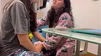 Me tocó la vagina mi amiga en casa de sus padres