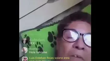 Velha mostrando o peito e passando a mão na xota na live