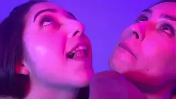 EMME WHITE E LISXXX, DUAS MORENAS GOSTOSAS CHUPANDO UM DILDO EM POV ENQUANTO GUIAM A SUA PUNHETA