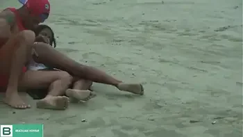 Casal transando na areia da praia de Fortaleza Ceará. ( Vídeo completo no xvideos red )