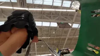 Puse una camara en el carrito del super y grabe una culona sin bragas, el mejor UPSKIRT que veras hoy en HD y no mamadas